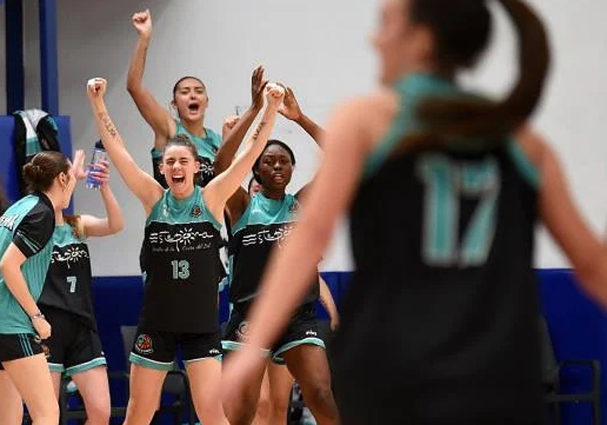 Las jugadoras del Estepona celebran una canasta.