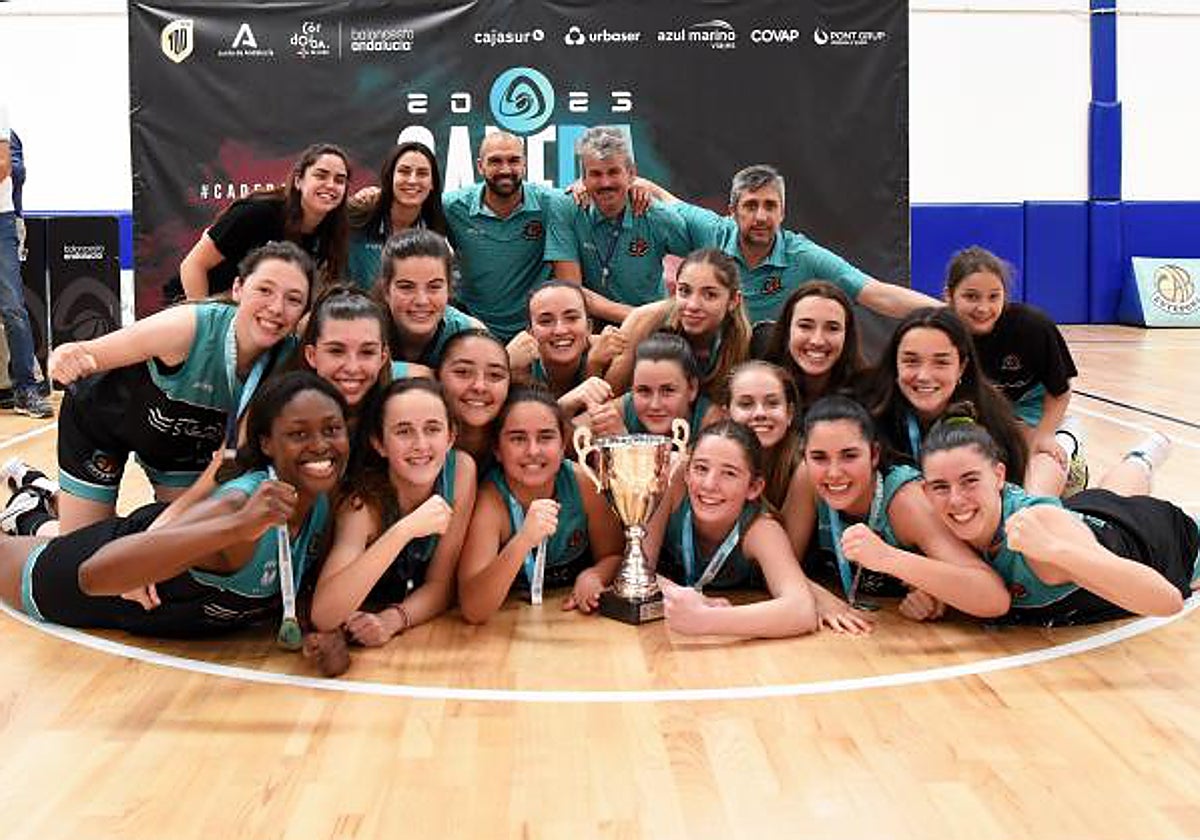 Las jugadoras del CAB Estepona celebran el título andaluz júnior.