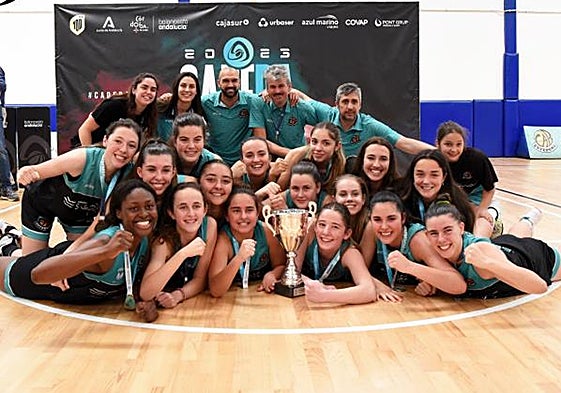Las jugadoras del CAB Estepona celebran el título andaluz júnior.