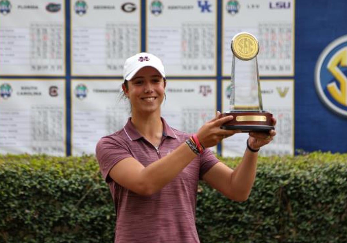 Julia López posa sonriente con el trofeo de ganadora.