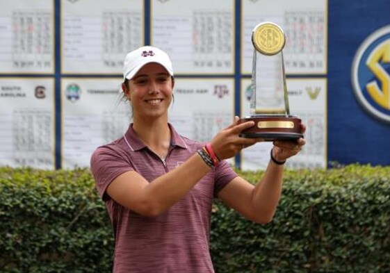 Julia López posa sonriente con el trofeo de ganadora.