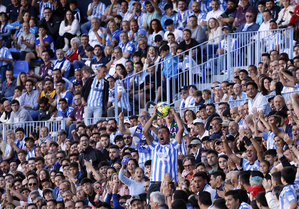 Los aficionados expresan su alegría en el partido del domingo en La Rosaleda.