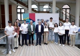 El director general de la FGUMA, Diego Vera; el vicerrector de Estudiantes y Deportes, José Francisco Murillo, y el rector, José Ángel Narváez, junto a los diez jóvenes homenajeados.