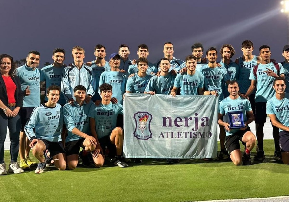 Imagen del equipo masculino, en el estadio Enrique López Cuenca, al término de la cita.