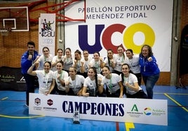 la selección femenina de balonmano de la UMA posa en el complejo deportivo de la UCO tras conseguir la medalla de oro.