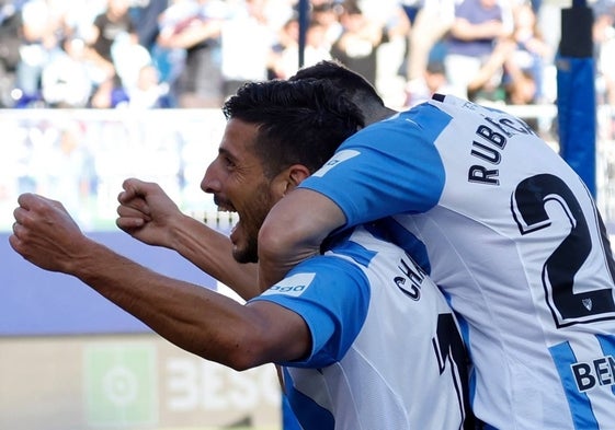 Chavarría celebra con la grada de Fondo el gol ante el Cartagena.