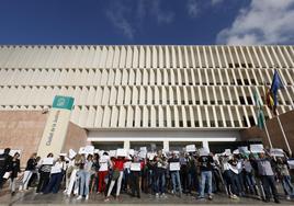 Los funcionarios de Justicia protestan a la entrada de los juzgados en Málaga.