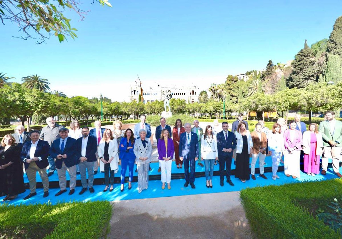 Los candidatos populares, junto a De la Torre y Navarro, en los jardines de Pedro Luis Alonso