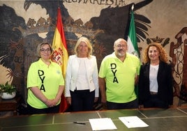 Paqui Muñoz, gerente de DYA, la alcaldesa, Ángeles Muñoz, el presidente de la asociación, Joaquín Mejías, y la concejal de Derechos Sociales, Isabel Cintado.