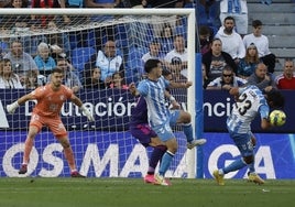 Escassi, en el momento de golpear el balón con el brazo en la jugada que pudo ser penalti en contra del Málaga en el minuto 95.