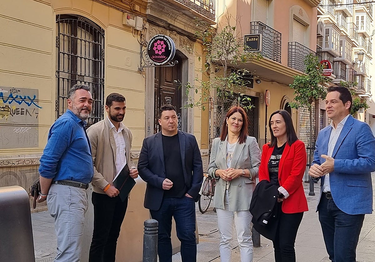 Losada, esta mañana, junto a su número dos por Ciudadanos, Alejandro Carballo, y otros miembros del partido, enfrente de La Invisible.