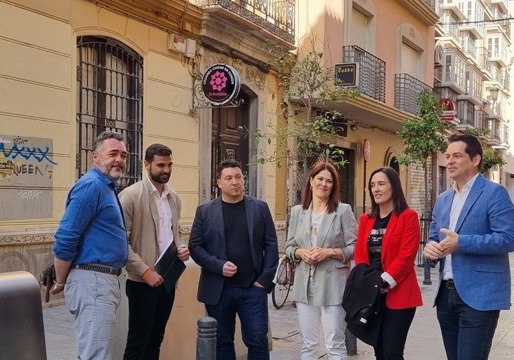 Losada,, junto a su número dos por Ciudadanos, Alejandro Carballo, y otros miembros del partido, enfrente de La Invisible.