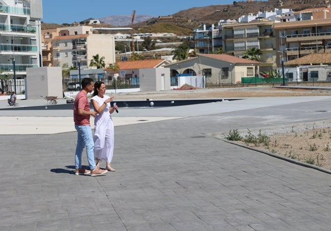 Óscar Medina y Paola Moreno, este martes en la zona del futuro parque torroxeño.