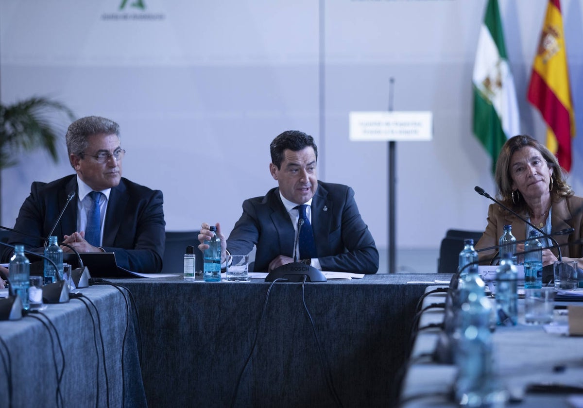 Juanma Moreno, durante la reunión del Comité de Expertos de la Sequía.