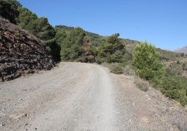 Tras pasar junto al hotel Cerro de Híjar, el carril es de tierra..