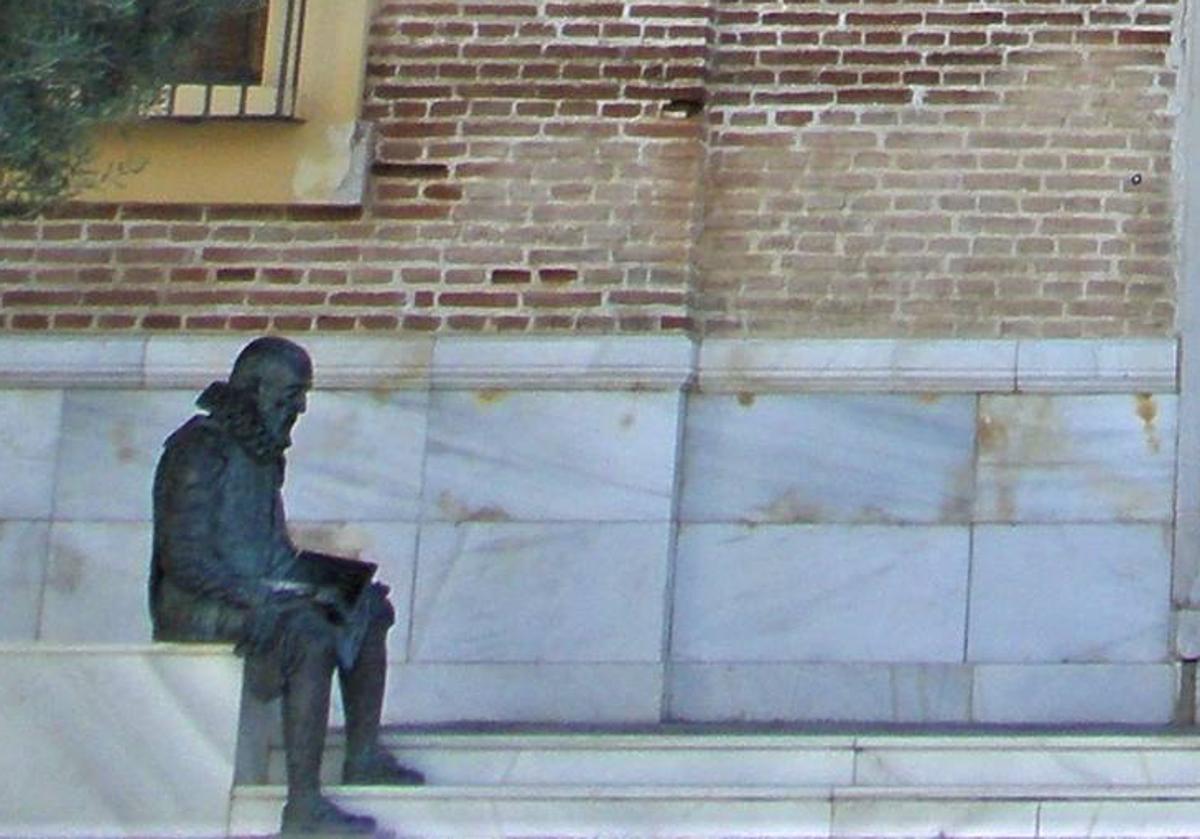 Escultura de Cervantes en la entrada del Palacio de Beniel.