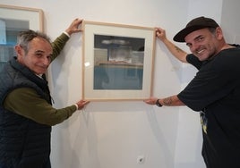 Ignacio del Río y Pablo Ruano sostienen la obra 'Sin título'.