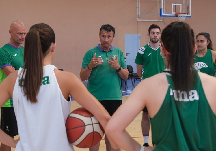 Jesús Lázaro da instrucciones a sus jugadores en un entrenamiento.