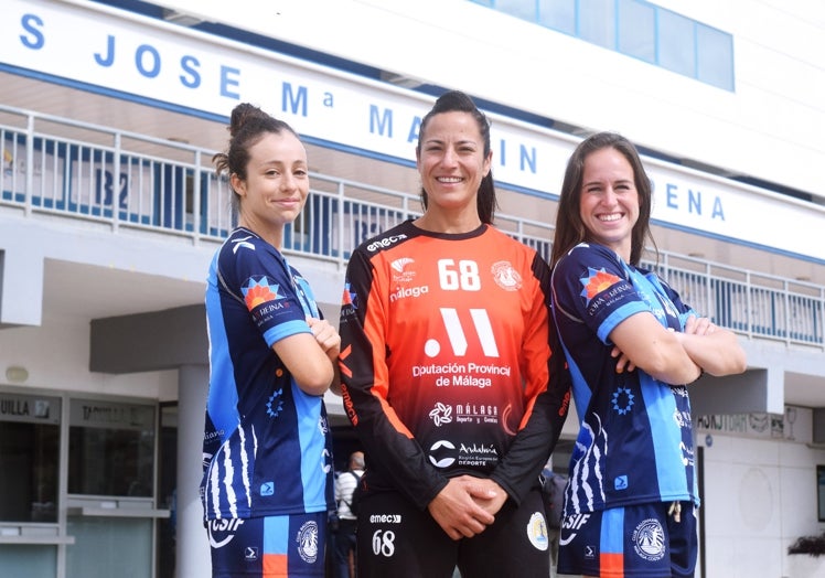 Isa Medeiros, Virgiia Fernández y María Pérez, posando con las nuevas equipaciones.