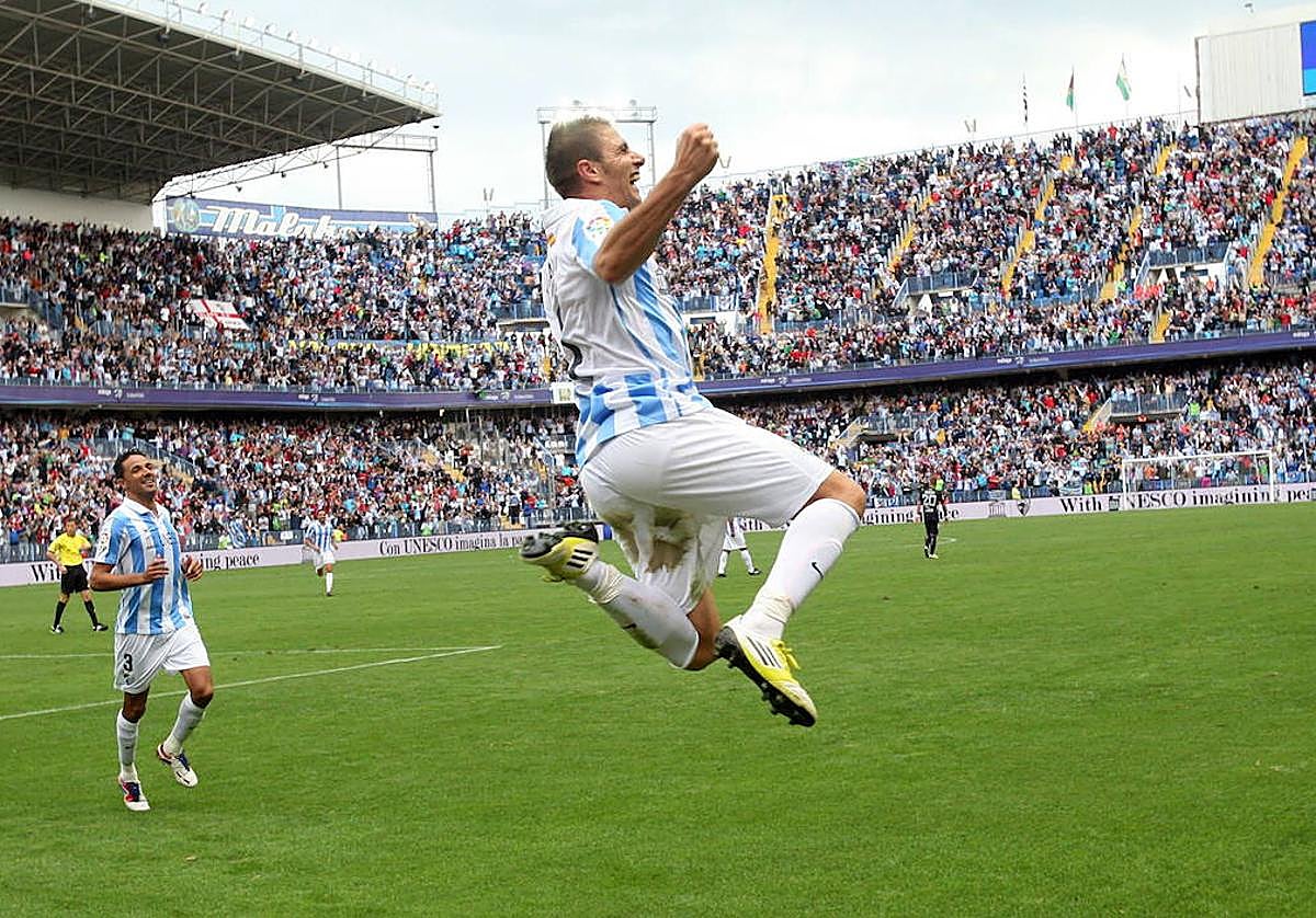 Joaquín celebra un gol con el Málaga en La Rosaleda en 2012.