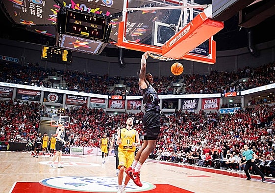 Levi Randolph machaca en una acción del partido.