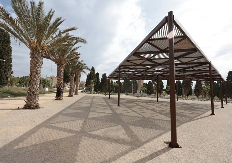 Pérgola realizada en la parte central del parque para generar un espacio de sombra.