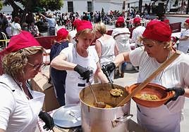 La Asociación de Mujeres Almena se implica cada año en esta fiesta gastronómica.