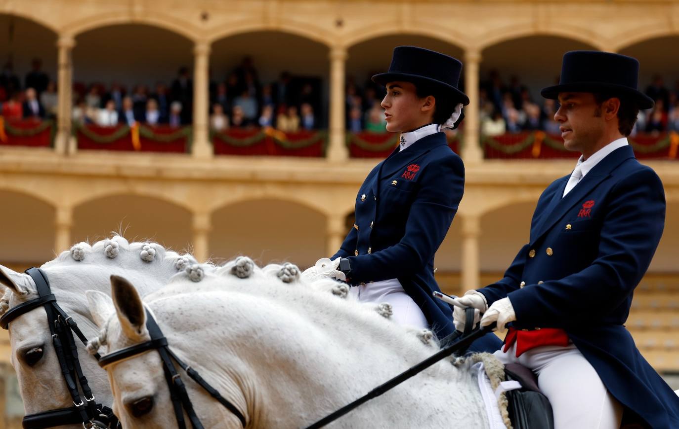 El rey Felipe VI se da un baño de multitudes a su llegada a Ronda