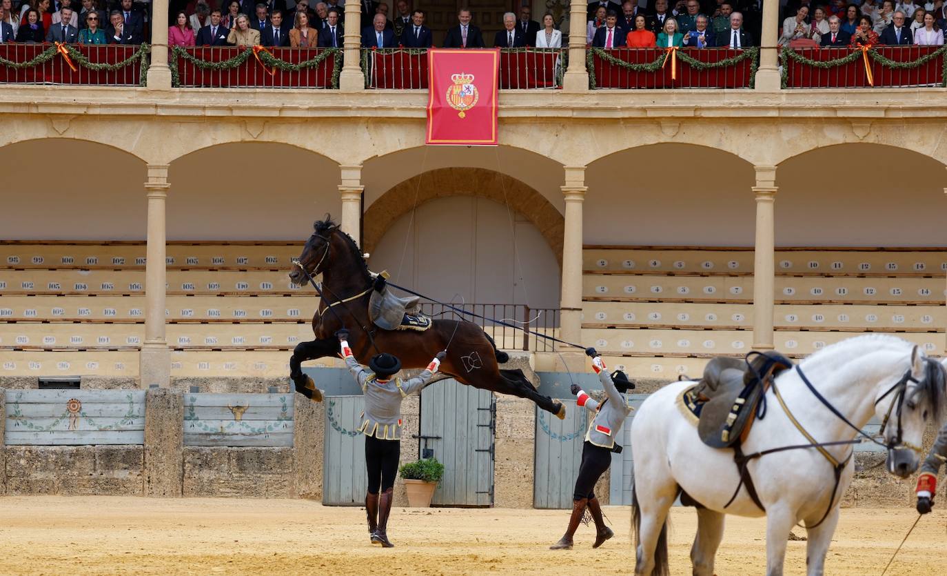 El rey Felipe VI se da un baño de multitudes a su llegada a Ronda