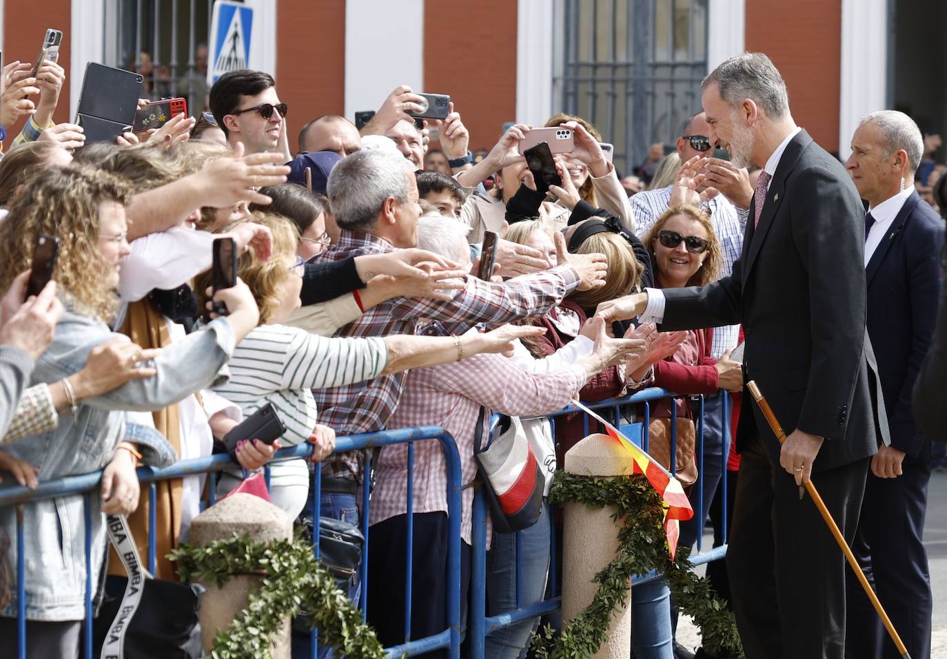 El rey Felipe VI se da un baño de multitudes a su llegada a Ronda