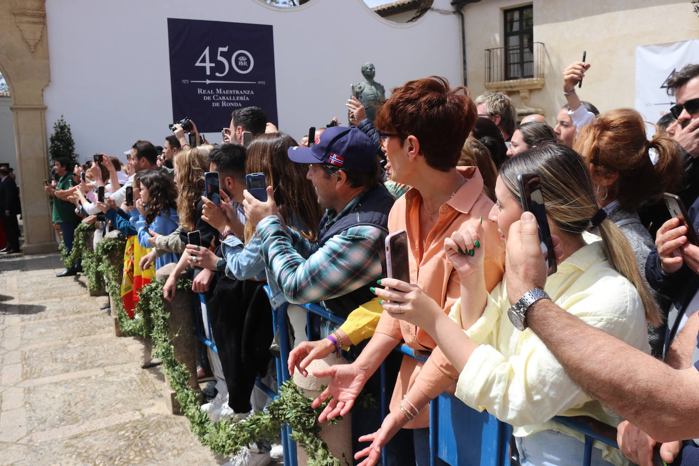 El rey Felipe VI se da un baño de multitudes a su llegada a Ronda