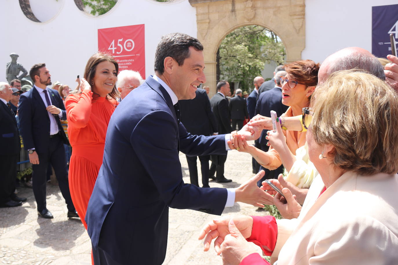 El rey Felipe VI se da un baño de multitudes a su llegada a Ronda