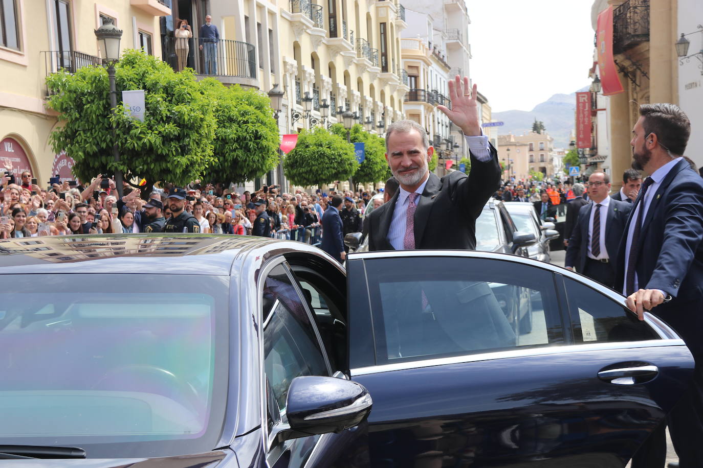 El rey Felipe VI se da un baño de multitudes a su llegada a Ronda