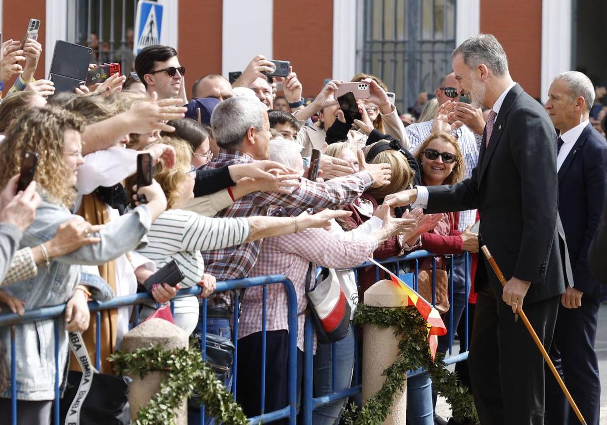 Felipe VI se da un baño de multitudes en Ronda, donde pide «modelos y referencias éticas» para la sociedad