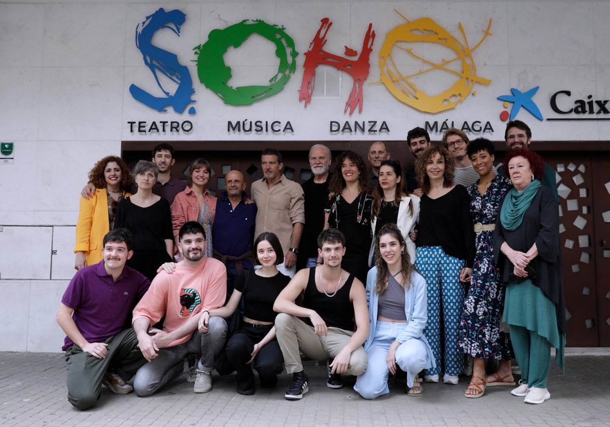 Lluis Homar y Antonio Banderas, con el equipo de la Joven Compañía Nacional de Teatro Clásico.