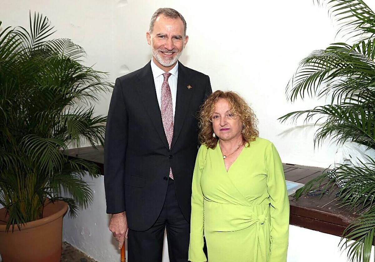 Mari Ángeles recibe su foto con el Rey