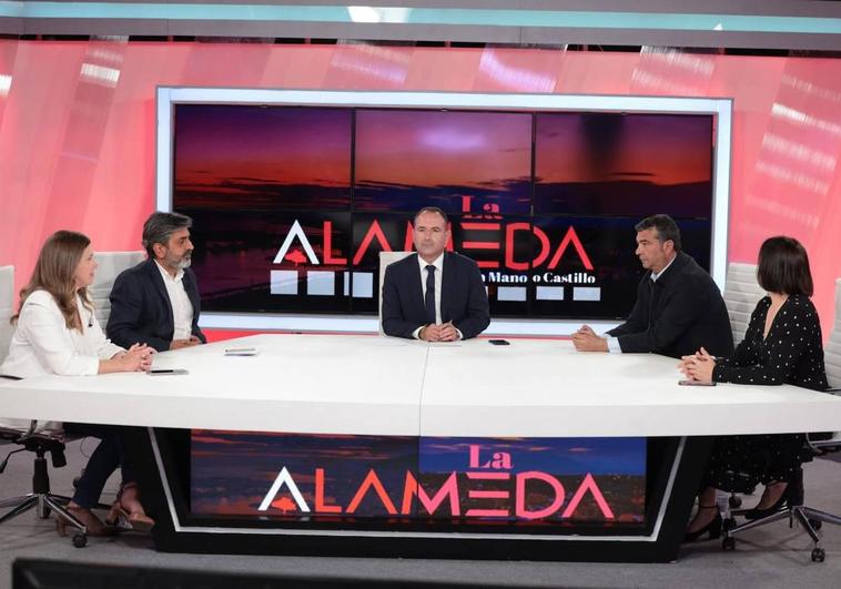 Arun Mansuhkani debate con los periodistas invitados en el plató de 'La Alameda'.