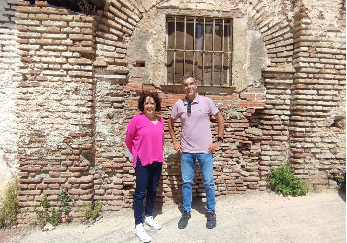 La edil de Cultura, Cynthia García, con el responsable de la empresa, Pedro Gurriarán.