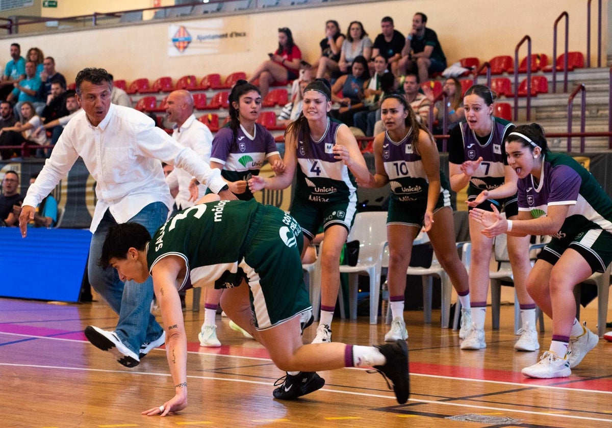 Salomé García trata de incorporarse, animada por Lázaro y sus compañeras.