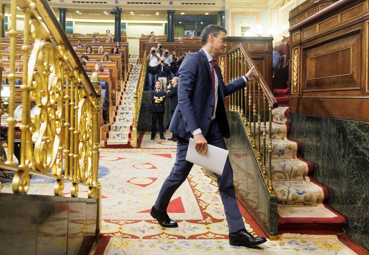 Pedro Sánchez se dirige a la tribuna ayer en el Congreso.