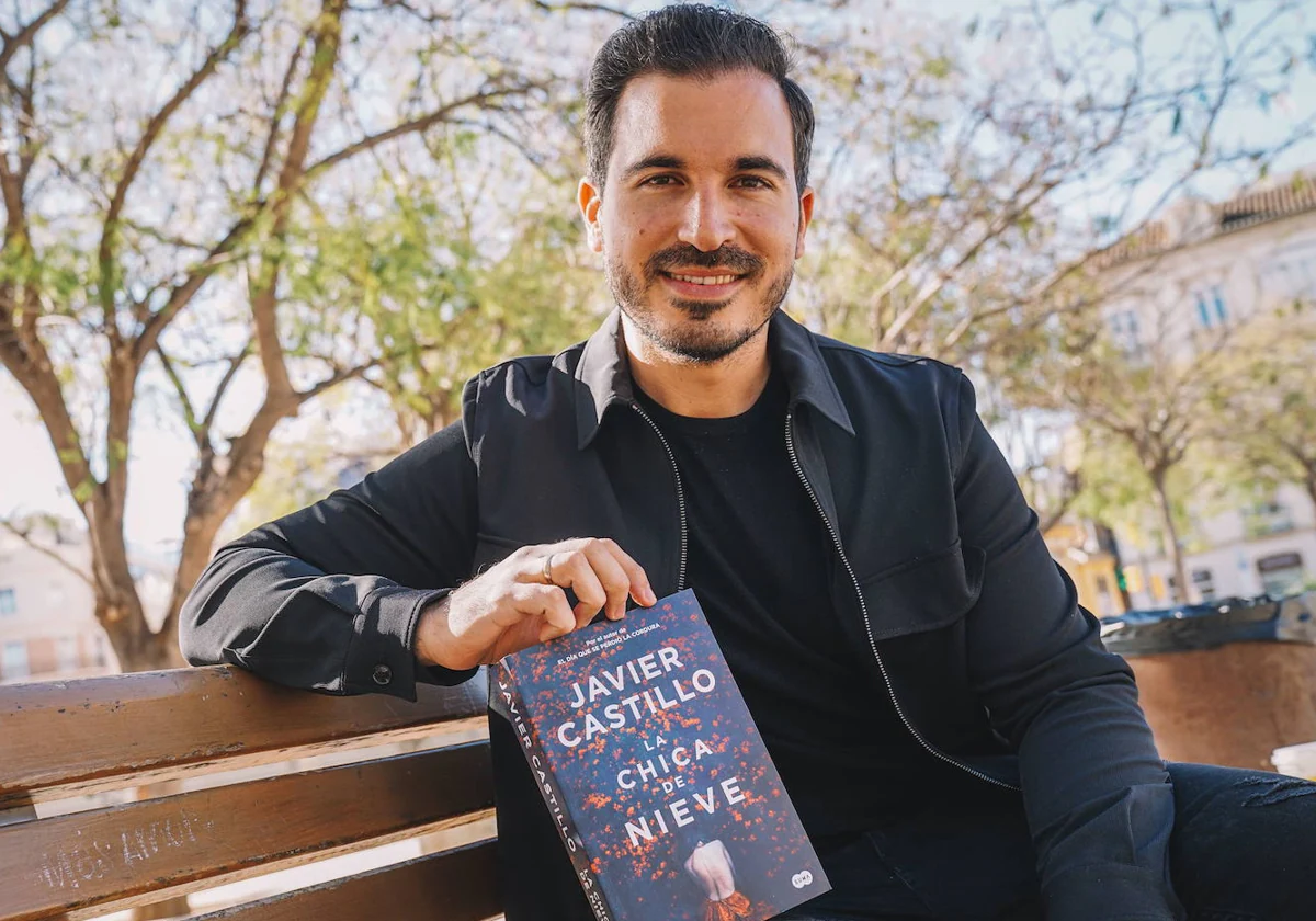Javier Castillo, con el ejemplar de 'La chica de nieve', su novela de mayor éxito internacional.