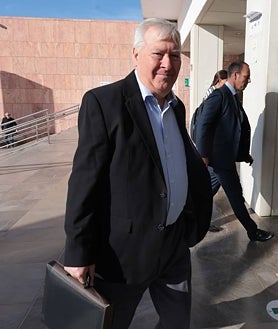 Imagen secundaria 2 - El abogado Antonio Castillo, Gonzalo Hervás (junto a su letrado) y Antonio Aguilera.