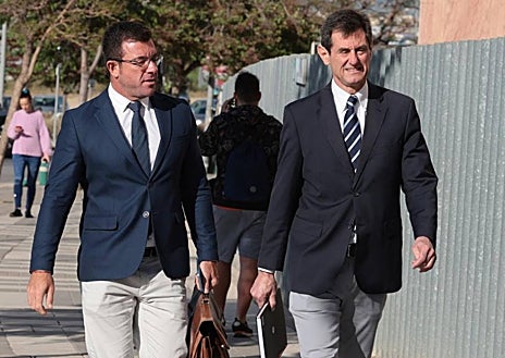 Imagen secundaria 1 - El abogado Antonio Castillo, Gonzalo Hervás (junto a su letrado) y Antonio Aguilera.
