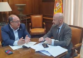 El alcalde de Iznate, Gregorio Campos, en la reunión con el subdelegado del Gobierno central en la provincia, Javier Salas.