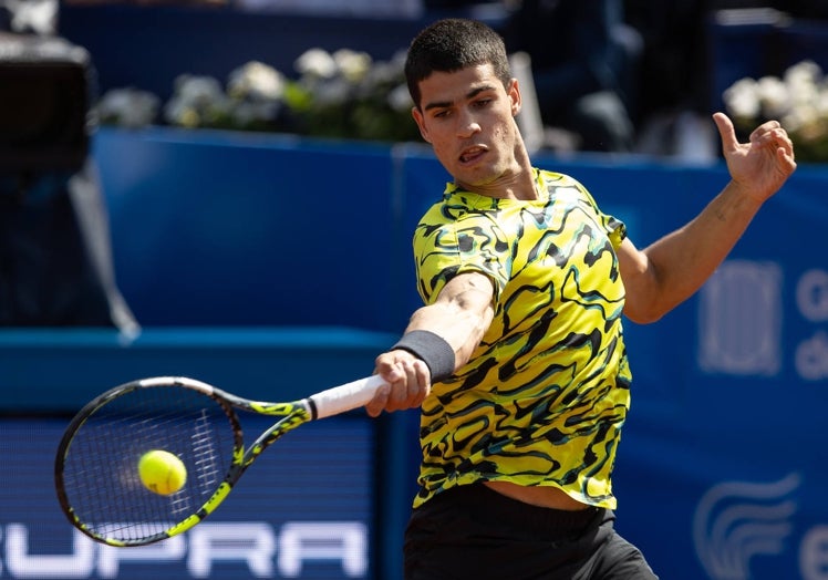 Carlos Alcaraz suelta su derecha en el duelo ante Davidovich.