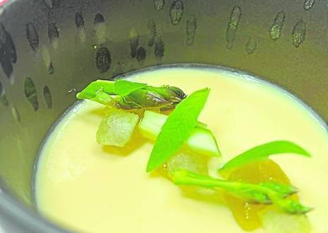 Imagen secundaria 1 - Espárragos con yema y pesto en Areia. Dos postres de autor con espárragos, el flan de Fernando Villasclaras en El lago y espárragos con helado de almendras de Pedro Aguilera