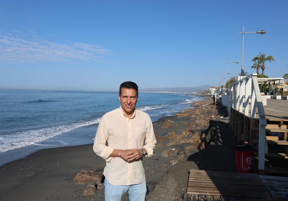 El alcalde de Torrox, en la playa de Ferrara.