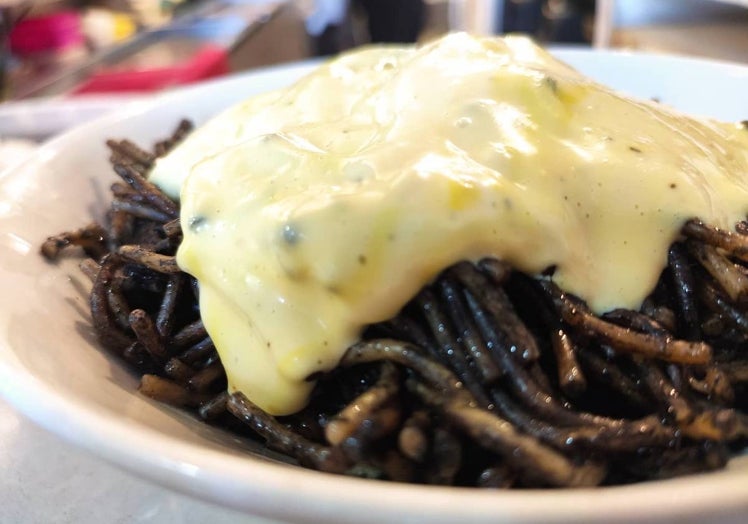 En Lo de Vito utilizan un tipo de fideo más grueso y tinta de sepia.