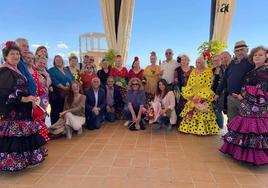 Vecinas de Manilva con el alcalde y López.