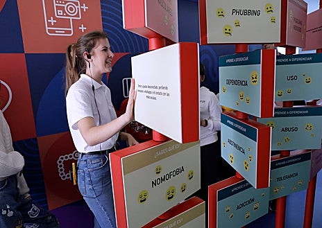 Imagen secundaria 1 - Varios alumnos del IES Miguel Romero Esteo, en la excursión a 'Ciberland'.
